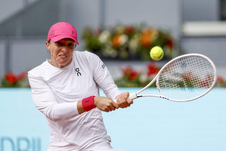 La tenista polaca Iga Swiatek ante la brasileña Beatriz Haddad Maia durante el partido de cuartos de final del Mutua Madrid Open que disputan este martes en las instalaciones de la Caja Mágica, en Madrid.