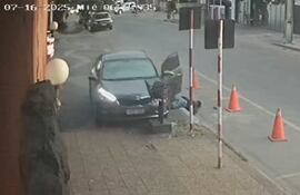 Más videos del momento en el que arrojan el cuerpo de un tortolero en Villa Morra.