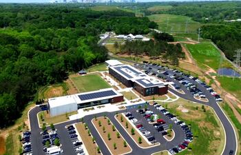 Fotografía cedida por la Ciudad de Atlanta donde se muestra una vista aérea del Centro de Capacitación en Seguridad Pública de Atlanta (Georgia), bautizado por sus críticos como 'Cop City' (Ciudad de policías). Autoridades de la ciudad de Atlanta (Georgia, EE.UU.) inauguraron este martes un controvertido centro de entrenamiento policial, que generó masivas protestas y condujo a la muerte en 2023 de un ambientalista a manos de la Policía, que buscaba dispersar a los manifestantes.