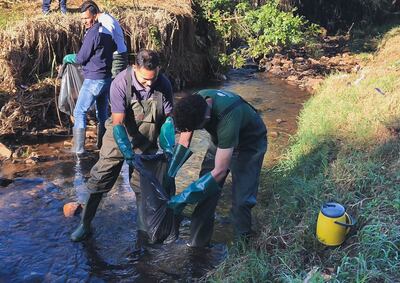 Los funcionarios municipales retiran los residuos del cauce hídrico del arroyo Saltito, en el barrio Virgen de Fátima de la capital esteña.
