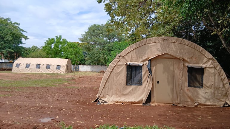 La escuela Carolina Romero iniciará las clases de forma presencial debajo de dos carpas de campaña proveído por el Ministerio de Defensa, en donde deberán dar clases tres grados en simultáneo.