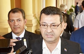 De izq. a der.: Carlos Giménez, Freddy D’Ecclesiis y Mauricio Espínola, ayer a la mañana en Palacio de López.