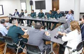 La reunión para analizar la reforma de la Caja Fiscal se llevó a cabo en la sede del Ministerio de Economía y Finanzas (foto del MEF).