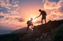 Pareja en una montaña.