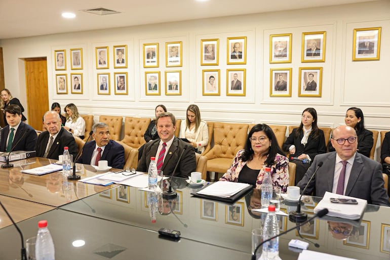 Los ministros de la Corte: Luis María Benítez Riera, Manuel Ramírez Candia,  Alberto Martínez Simón, la ministra Carolina Llanes y el presidente de la Corte, César Diesel.