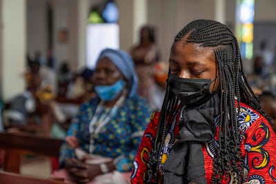 Personas con mascarillas participan de una misa en una iglesia en Bunia, República Democrática del Congo, ayer domingo.
