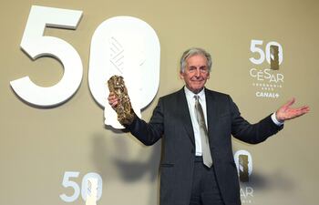 El cineasta grecofrancés Costa Gavras recibe el premio de honor en la 50 edición de los César en el Teatro Olympia de París el 28 de febrero de 2025 (AFP)