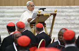 Una fotografía facilitada por la Oficina de Prensa de Vatican Media muestra al Papa León XIV durante la primera sesión del Consistorio Extraordinario en el Aula Pablo VI, Ciudad del Vaticano.