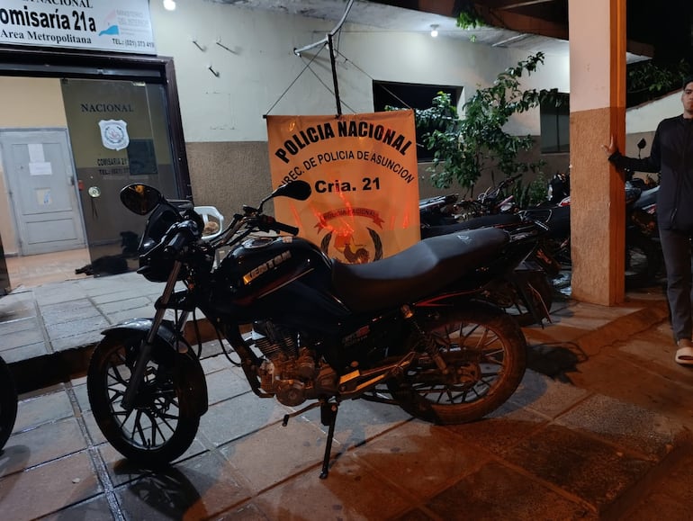 GPS permite ubicar moto robada oculta entre malezas en el Bañado Sur