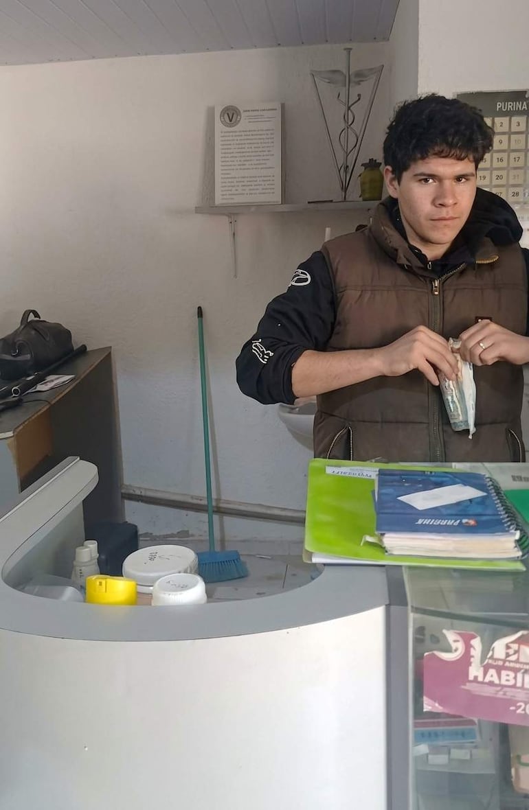 Elías Benítez, quien trabaja en la veterinaria del intendente Sergio Galeano, negó ser funcionario de la Municipalidad de La Colmena.