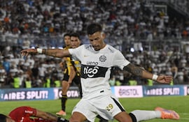 Iván Leguizamón marca el segundo tanto de Olimpia en el partido tras eludir a Aldo Pérez, quien quedó tendido en el césped y que pudo haber sufrido una lesión en la rodilla izquierda grave.