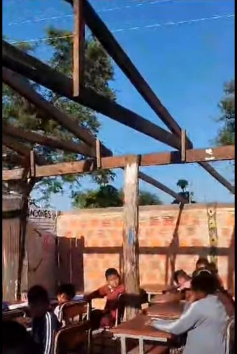 Sin techo quedó una sala de clases en la escuela N° 14.496.