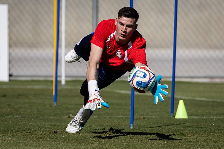 Orlando Gill de Paraguay entrena este jueves, en San José, California (Estados Unidos).