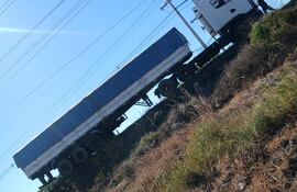 Un camión Scania, de color blanco, conducido por José Miguel Silguero Zelaya, sufrió el desprendimiento de una de sus ruedas e impacto por la humanidad de dos personas, uno falleció y el otro quedó herido.
