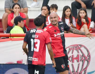 Carlos Gabriel González Espínola (32 años), el Cocoliso, abre sus brazos en el festejo de su gol para Newell's Old Boys, que venció de visitante a Huracán por 2-0.
