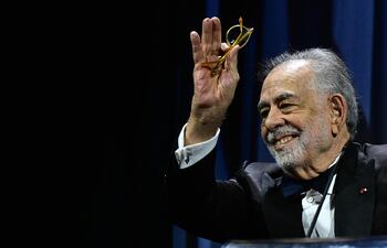 Francis Ford Coppola saluda sonriente en el Festival Internacional de Cine de Venecia. (Tiziana FABI / AFP)