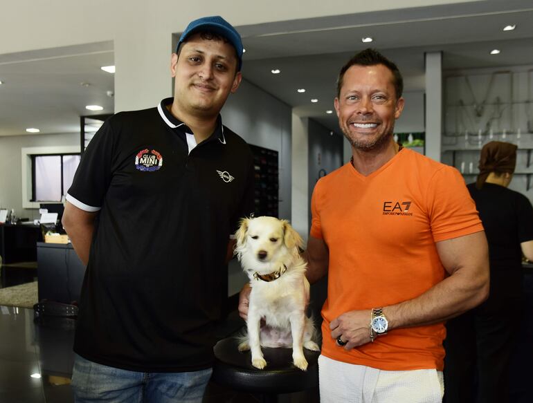 Felipe Vallejo, Raúl Fanego y su mascota Bela.