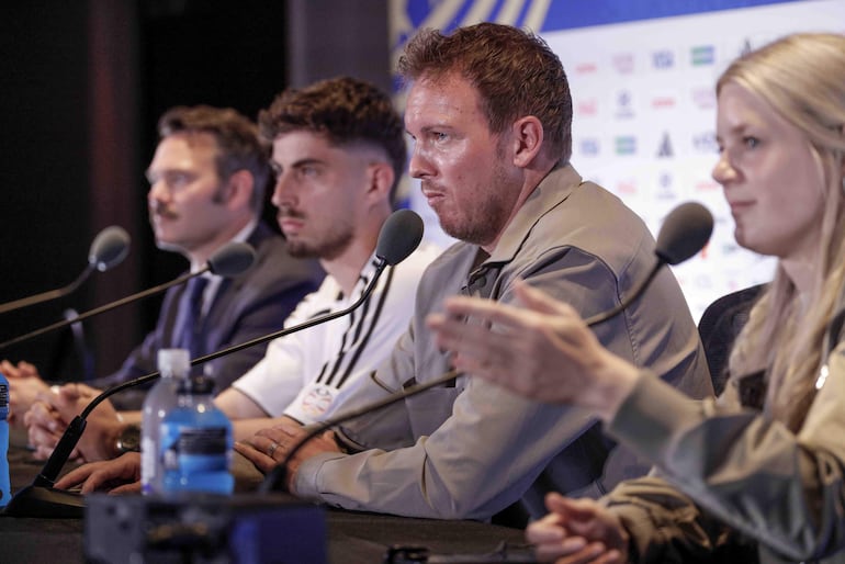 El director técnico de la selección de Alemania, Julian Nagelsmann (D), junto al jugador de la selección de Alemania Kai Havertz (I), responde a una pregunta de los medios de comunicación durante una conferencia de prensa en el Boston Stadium, cerca de Boston, en Foxborough, Massachusetts.