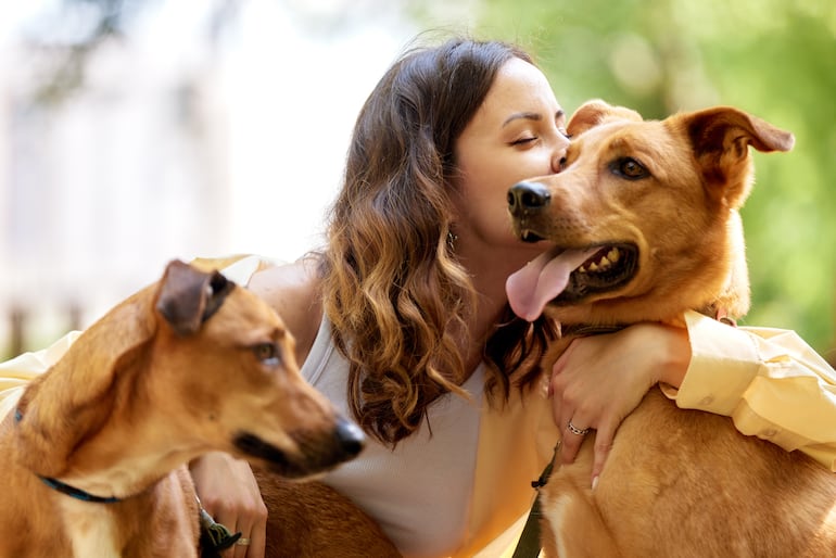 Mujer con dos perros.