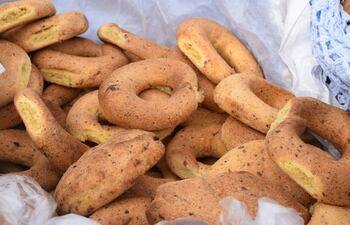 La chipa, una tradición en Paraguay durante la Semana Santa.