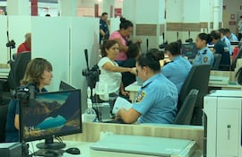Pese a los graves problemas en la entrega, las personas acuden para solicitar sus documentos.