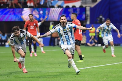 Lionel Messi, genio y figura de la selección argentina, en el festejo de su gol, el 2-2 transitorio.