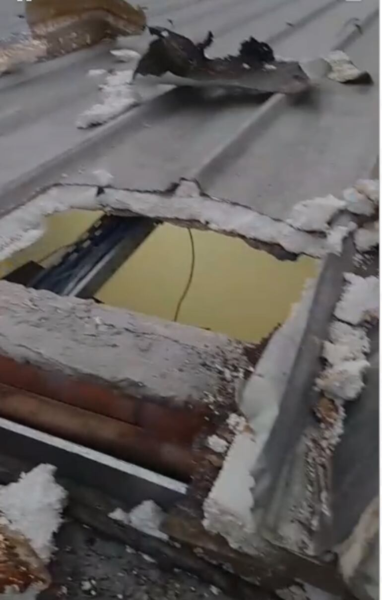 Uno de los maleantes abrió un boquete en el techo para ingresar al interior del súper. 