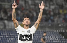 El uruguayo Alejandro Silva, jugador de Olimpia, celebra un gol en el partido frente a San Lorenzo por la fecha 9 del torneo Apertura 2026 de la Primera División de Paraguay en el estadio Defensores del Chaco, en Asunción, Paraguay.