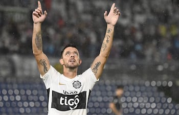 El uruguayo Alejandro Silva, jugador de Olimpia, celebra un gol en el partido frente a San Lorenzo por la fecha 9 del torneo Apertura 2026 de la Primera División de Paraguay en el estadio Defensores del Chaco, en Asunción, Paraguay.