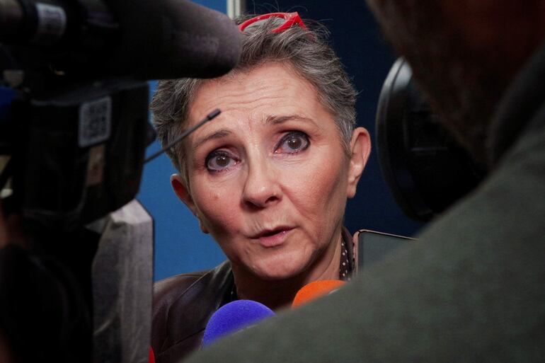 Béatrice Zavarro, abogada de Dominique Pelicot,  acusado de haber drogado durante casi diez años a su mujer para violarla y que lo hicieran decenas de hombres, atiende a la prensa este martes.