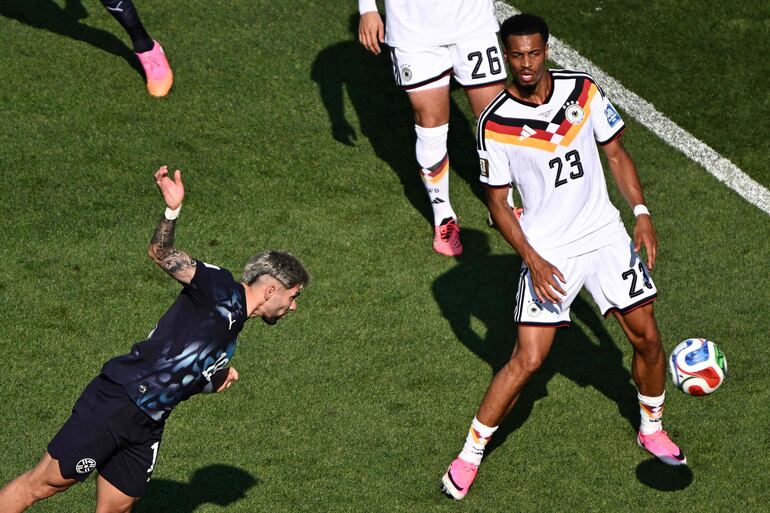 El centrocampista de Paraguay Julio Enciso (I) cabecea y anota el primer gol de su equipo superando al defensa de Alemania Felix Nmecha durante el partido de fútbol de los dieciseisavos de final de la Copa del Mundo 2026 entre Alemania y Paraguay en el Boston Stadium en Foxborough.