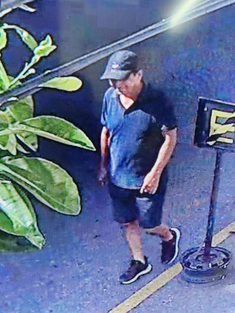 Captura de video donde se observa al presunto autor del robo de la camioneta.