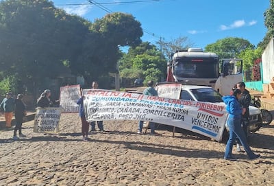Con carteles y mensajes de reclamo, vecinos de la zona de obras de la ruta Caacupé-Piribebuy expresaron su molestia ante la situación de los trabajos viales y la incertidumbre sobre su continuidad.