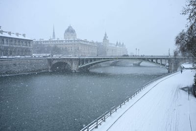 Orilla del río Sena cubierta de nieve, con el Puente de Notre Dame y la Conciergerie al fondo, durante las fuertes nevadas en el centro de París el 7 de enero de 2026. La nieve y el hielo están afectando al norte y oeste de Francia, un fenómeno de "magnitud inusual en el clima actual", según Météo-France, que se espera que cause importantes restricciones en las carreteras y el transporte aéreo.