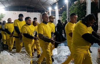 Bajo fuerte operativo policial y militar trasladan a 462 condenados de Tacumbú a Emboscada