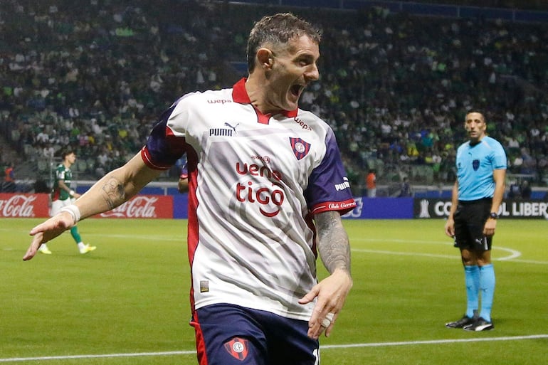 El argentino Pablo Vegetti, futbolista de Cerro Porteño, festeja un gol en el partido frente a Palmeiras por la fecha 5 del Grupo F de la Copa Libertadores 2026 en el estadio Allianz Parque, en Sao Paulo, Brasil.