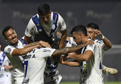 Los futbolistas de Sportivo Ameliano celebran un gol en el partido frente a Atlético Tembetary por la primera fecha del torneo Clausura 2025 de la Primera División de Paraguay en el estadio Ameliano Villeta, en Villeta, Paraguay.