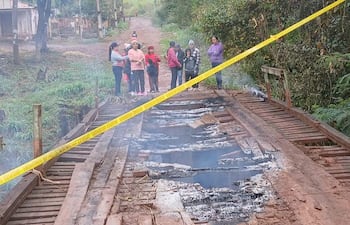 La quema del puente de madera en el Asentamiento San Rafael, de Pedro Juan Caballero, dejó aisladas a más de 180 familias.
