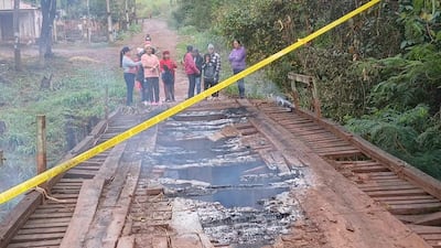 La quema del puente de madera en el Asentamiento San Rafael, de Pedro Juan Caballero, dejó aisladas a más de 180 familias.