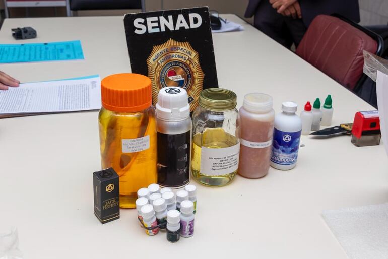 Hallan marihuana de alta potencia en cajas de encomiendas que vinieron de Estados Unidos, en tres formatos distintos.