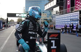 George Russell, de Mercedes, logró la "pole position" en Bakú.
