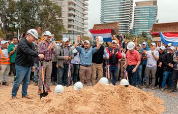 Con la bendición de la Virgen de Caacupé, el gran equipo de Petra Imperiale comenzó a trabajar en la construcción del edificio de 73 pisos, el más alto del país.