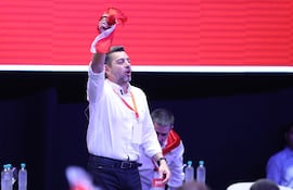 El vicepresidente de Paraguay, Pedro Alliana, reacciona durante la plenaria del movimiento político Honor Colorado este sábado, en el Centro de Convenciones de la Conmebol, en Luque (Paraguay).