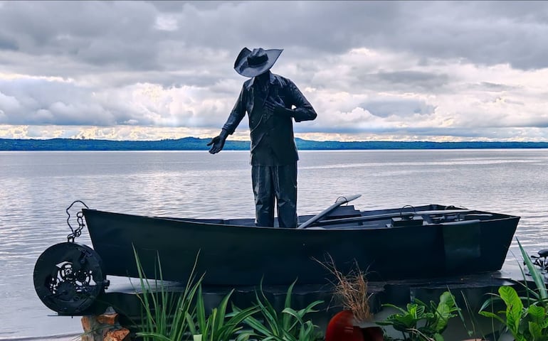 La figura se ha convertido en toda una atracción para visitantes y locales en la ciudad veraniega de San Bernardino.