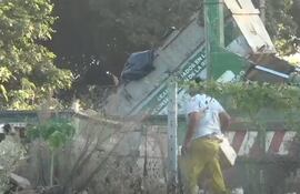 Numerosas quejas por el “minivertedero” instalado frente al Banco San Miguel.