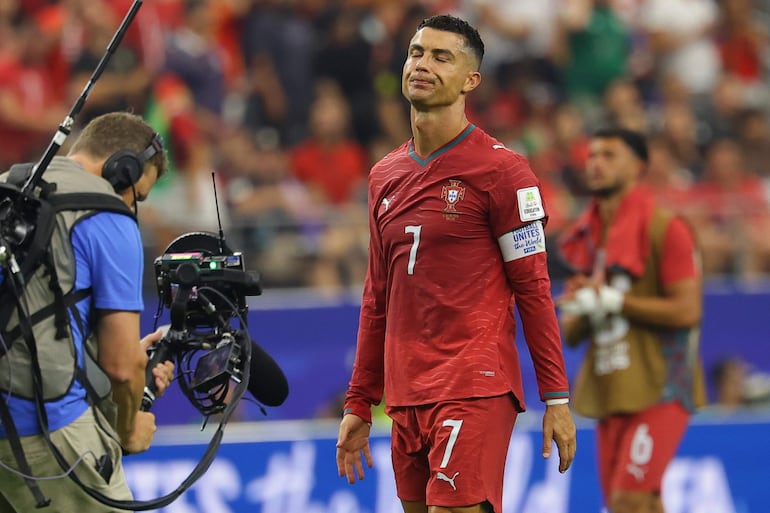 Cristiano Ronaldo reacciona tras la derrota ante España.