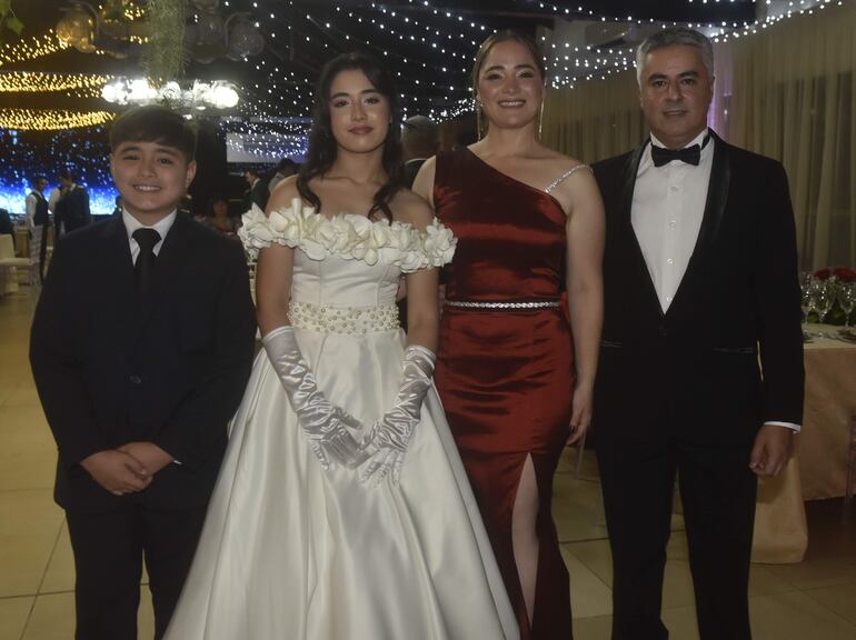 Joaquin Ruiz Diaz, Sofía Ruiz Díaz Cruz, Jessica Cruz y Víctor Ruiz Diaz.