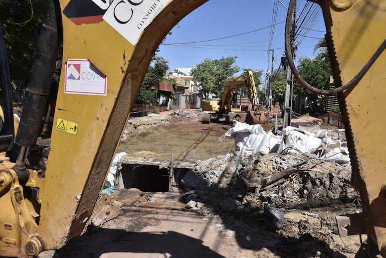 Obra sigue parada sobre Nuestra Señora del Carmen, entre Capitán Maciel y Roa Bastos, donde empezó hace 11 meses.