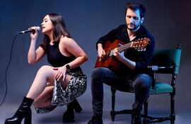 Verónica Oviedo junto a su compañero Eduardo Toronjo forman el dúo Manojo.