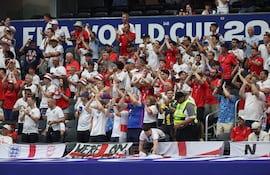 Aficionados animan este miércoles, previo a un partido del grupo L del Mundial de la FIFA 2026 entre Inglaterra y Croacia en el estadio AT&T en Dallas (EE.UU.).